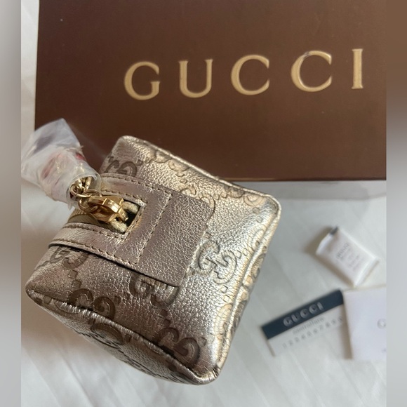 GUCCI toiletry bag, luxurious metallic leather 
Perfect gift for you or gifting - Picture 11 of 14
